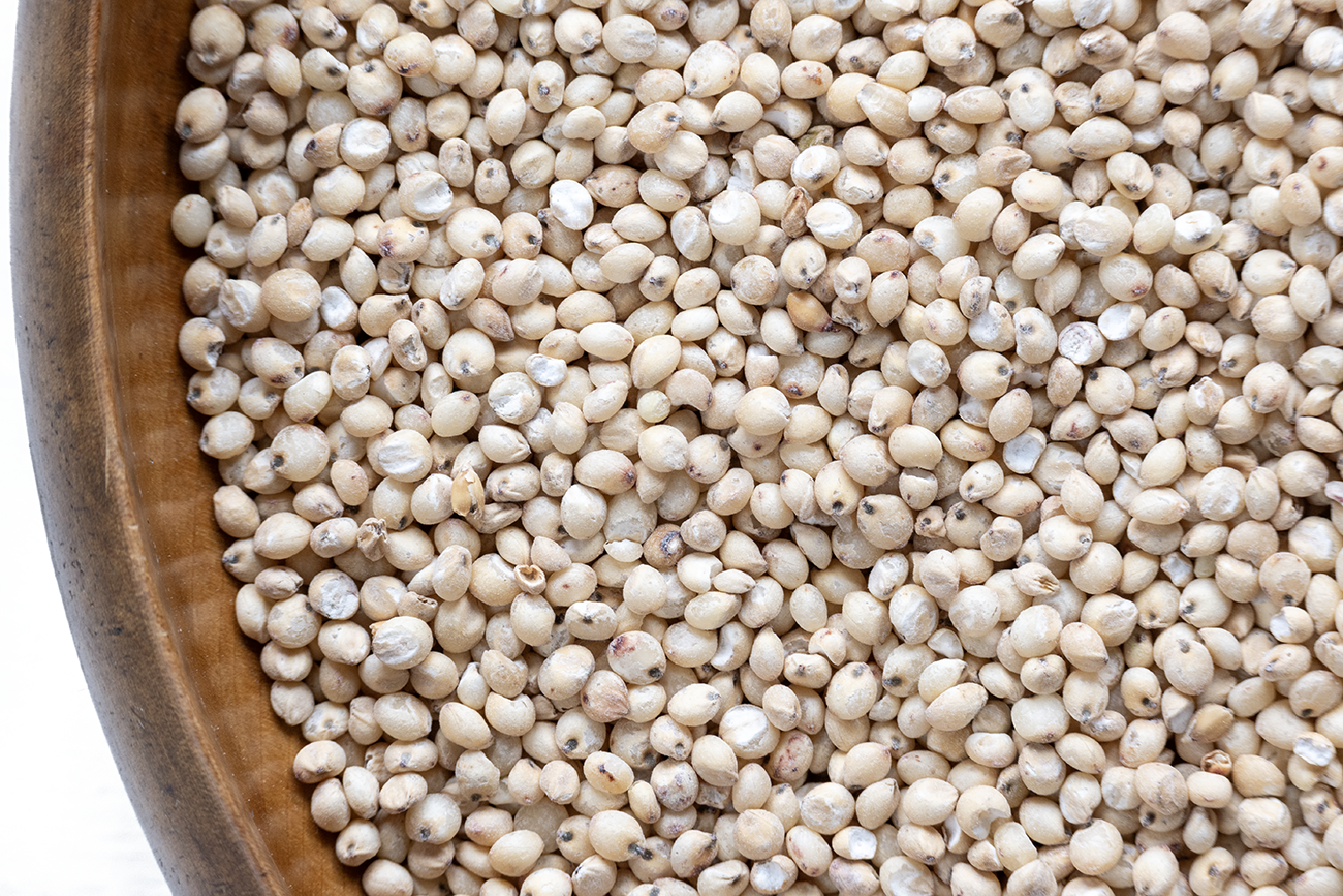 Sirkova zrna v leseni skledi