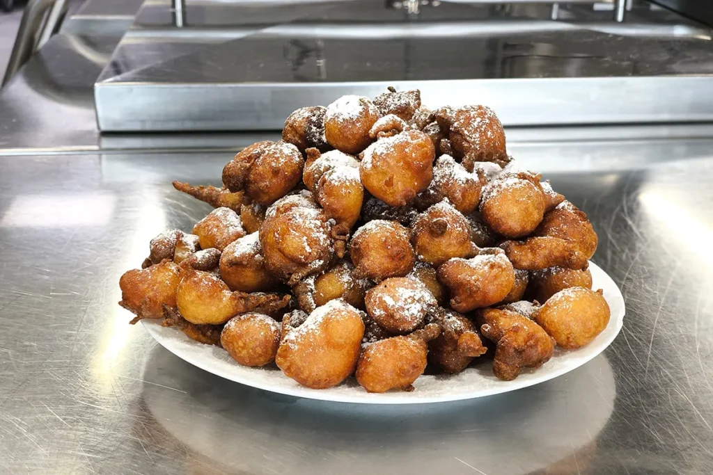 Brezglutenske miške na krožniku, posut s sladkorjem v prahu