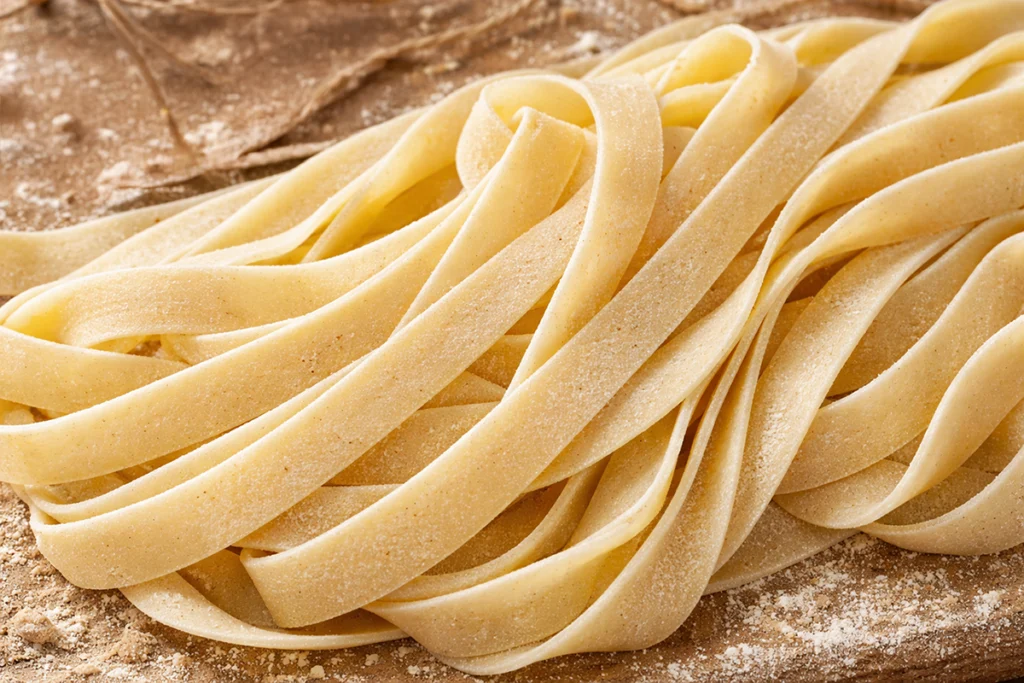 Brezglutenski rezanci na pomokani leseni deski