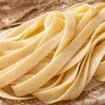 Brezglutenski rezanci na pomokani leseni deski