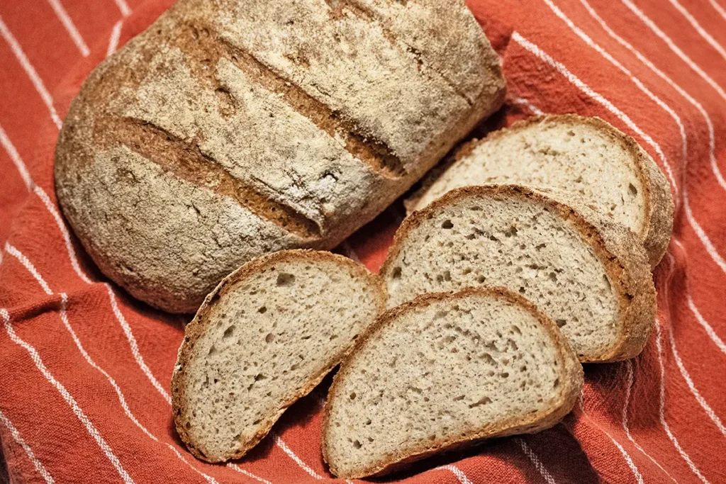 Brezglutenska temna štruca, narezana na rezine