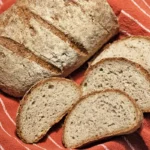 Brezglutenska temna štruca, narezana na rezine