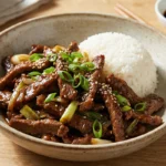 Brezglutenska mongolska govedina servirana z rižem