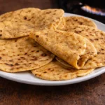 Brezglutenski naan kruh na krožniku