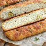 Brezglutenska focaccia prerezana na mizi