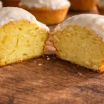 Brezglutenski muffini z jogurtovim prelivom na leseni podlagi