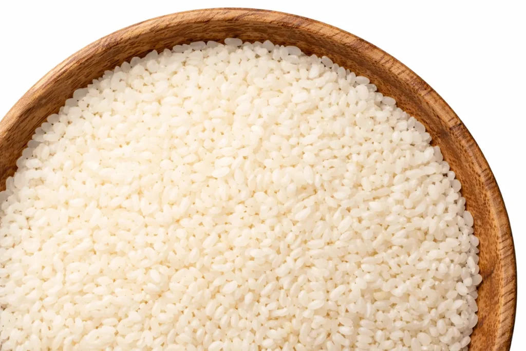 Riževa zrna v leseni skledi