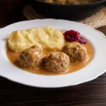 Brezglutenske švedske mesne kroglice na krožniku.