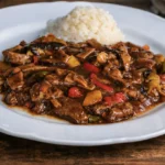 Piščanec v teryaki omaki z zelenjavo na krožniku