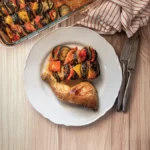 Ratatouille s piščancem, postrežen na krožniku.