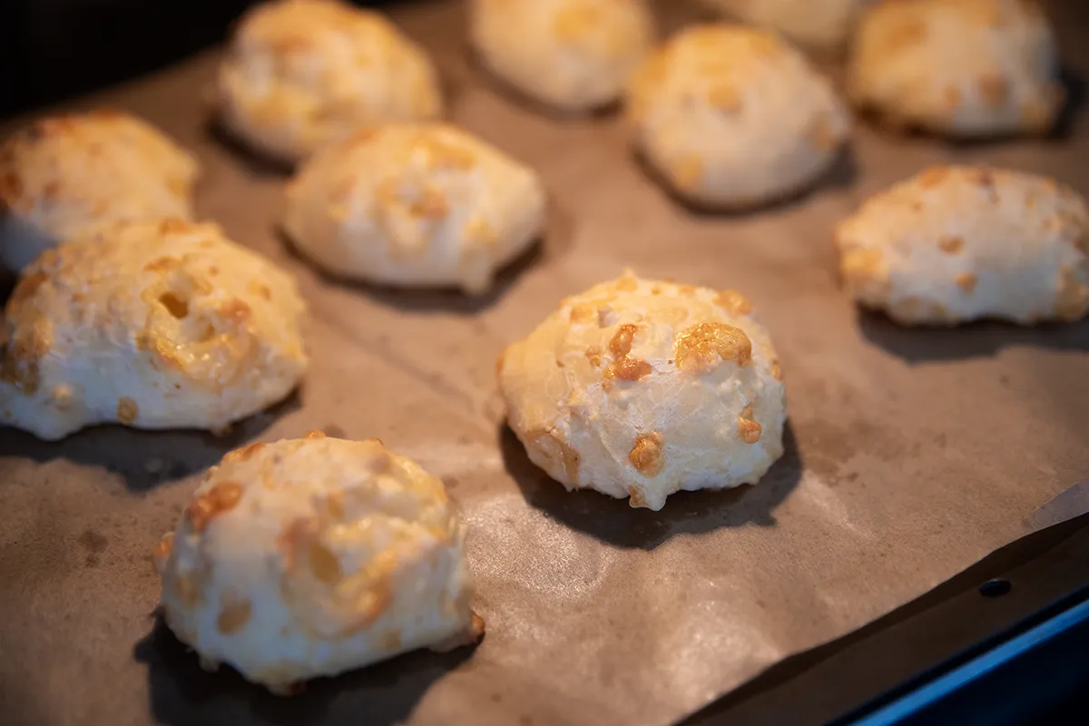 Mehki sirni kruhki iz tapioke s krompirjem