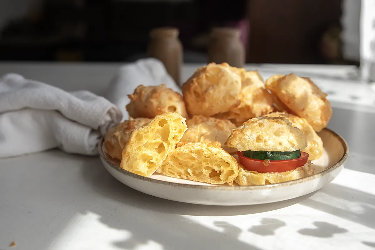 Mehki sirni kruhki iz tapioke s krompirjem