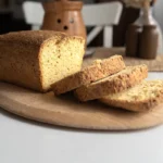 Sendvič kruh brez glutena postrežen na mizi.