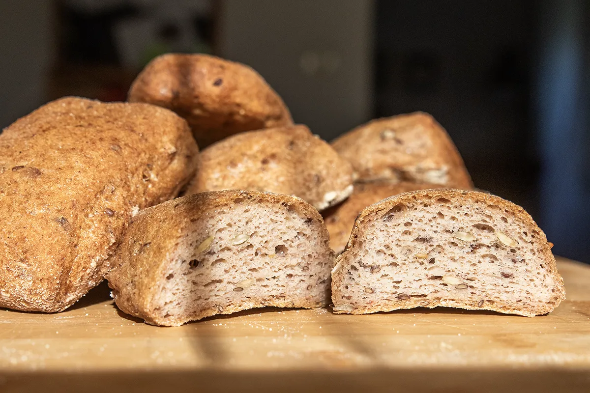 Štručke z bučnim oljem in semeni brez glutena